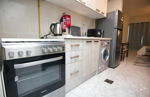 Jumeira 3 Apartment | Exceptional Furnished Studio with AC, WiFi, fitness gym and pool