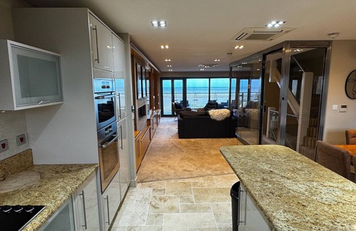 Castle House | Exceptional luxury 5-Bed, 3-bathroom Beachfront Townhouse - Swansea Marina