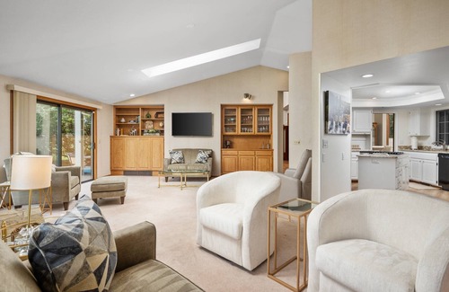 Cal Young House | Exceptional Mid-Century Home on Golf Course, Pet Friendly, New Décor & Furnishing, 3 Miles to Autzen