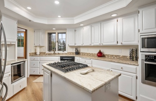 Cal Young House | Exceptional Mid-Century Home on Golf Course, Pet Friendly, New Décor & Furnishing, 3 Miles to Autzen