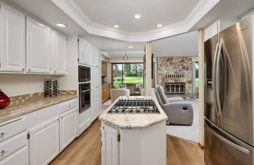 Cal Young House | Exceptional Mid-Century Home on Golf Course, Pet Friendly, New Décor & Furnishing, 3 Miles to Autzen