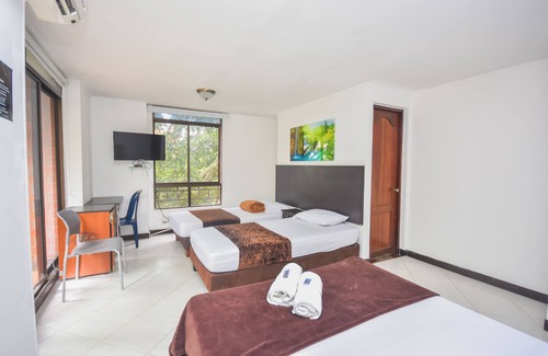 Laureles - Estadio Hotel | Exceptional quadruple room with balcony in laureles stadium medellin