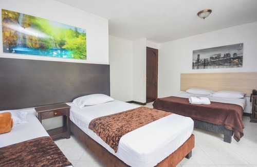 Laureles - Estadio Hotel | Exceptional quadruple room with balcony in laureles stadium medellin