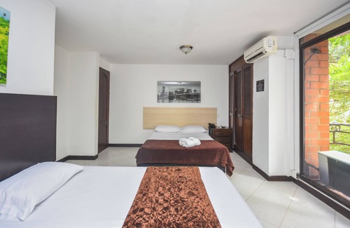 Laureles - Estadio Hotel | Exceptional quadruple room with balcony in laureles stadium medellin