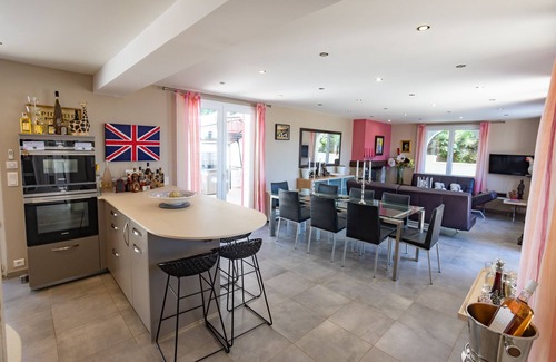Soorts-Hossegor Villa | EXCEPTIONAL VILLA FOR 14 PEOPLE WITH HEATED POOL AND SPA FACING THE LAKE