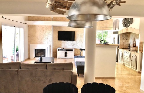 Callas Villa | Exceptional villa for 8 people- Swimming pool 75 M2- Petanque ground-Billiards.