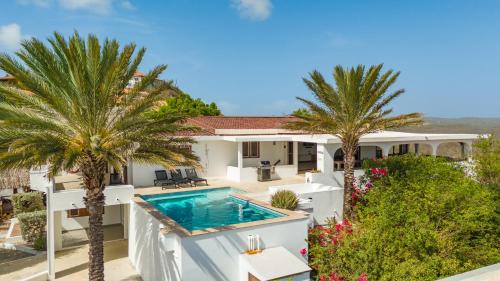 Bisento Villa | Exclusive 10-Guest Seaview Villa in Gated Community with Pool & Private Beach Access