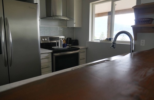 Bowen Island Apartment | Exclusive 2-bdrm ocean & mountain view suite