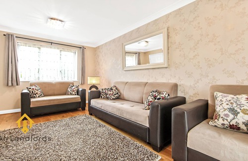 Brownswood Apartment | Exclusive 3 bedroom House near Manor House!