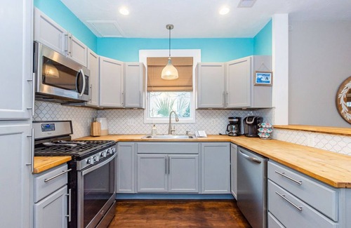 San Jacinto House | Exclusive 3-Unit Triplex! Beach Access, Courtyard, Decks & Space For Family.