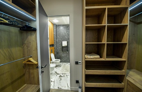 Kentron Apartment | Exclusive Designer Apt at North Avenue 3bdr+3bth