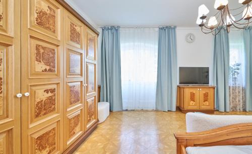 Baden Apartment | Exclusive Entry: Cozy Guestroom