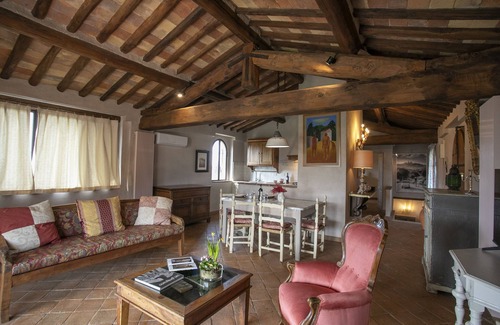 San Gimignano Villa | Exclusive Farmhouse Pool & View of San Gimignano