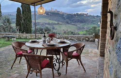 San Gimignano Villa | Exclusive Farmhouse Pool & View of San Gimignano
