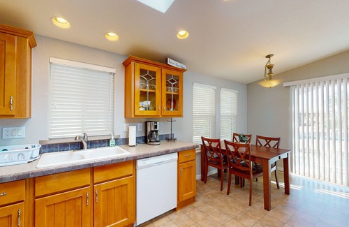 Havasu Lake House | Exclusive getaway with pool, hot tub, W/D, & clubhouse with pool table & gym