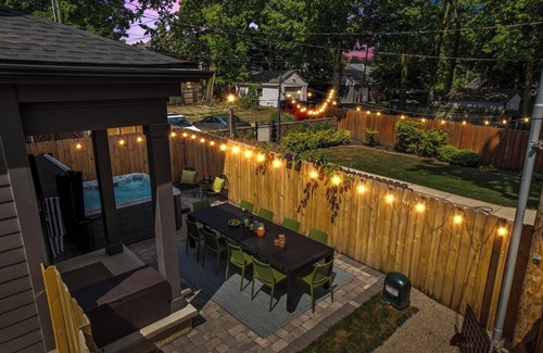 Franklin Park House | Exclusive, Luxury Retreat in Columbus, Hot Tub, Rooftop Deck, Sleeps 12