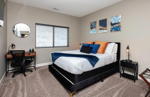 West Des Moines Apartment | Exclusive, Pool, Massage Chair, Jordan Creek