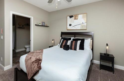 West Des Moines Apartment | Exclusive, Pool, Massage Chair, Jordan Creek