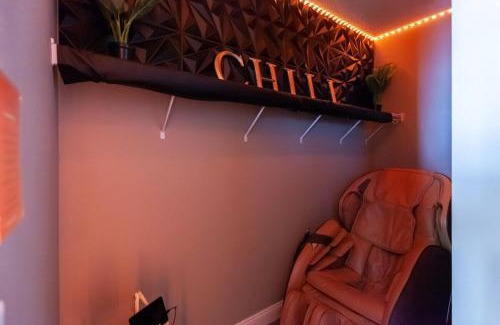 West Des Moines Apartment | Exclusive, Pool, Massage Chair, Jordan Creek