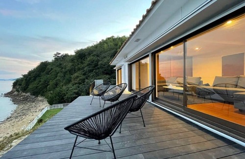Kurahashi House | Exclusive Seaside Escape in Ocean House