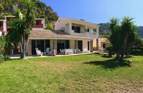 Parelia House | Exclusive villa by the sea