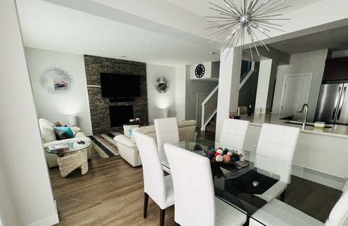 Airdrie House | Executive 3 Bedroom Duplex in Airdrie close to YYC Airport!
