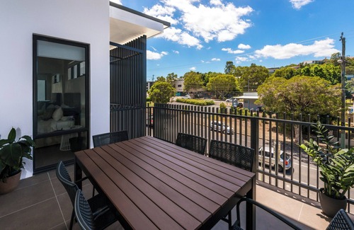 Bulimba Apartment | Executive 3BR Bulimba apartment near Oxford St shops and restaurants