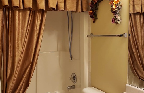 Spruce Grove House | Executive Comfort with Hot Tub. 13 minutes from WEM