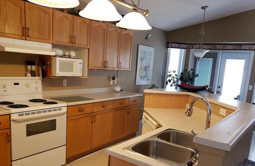 Spruce Grove House | Executive Comfort with Hot Tub. 13 minutes from WEM