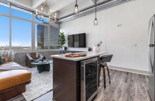 Downtown Atlanta Apartment | Executive Downtown Atlanta Condo Steps From Dragon Con and Convention Center Plus Free Parking