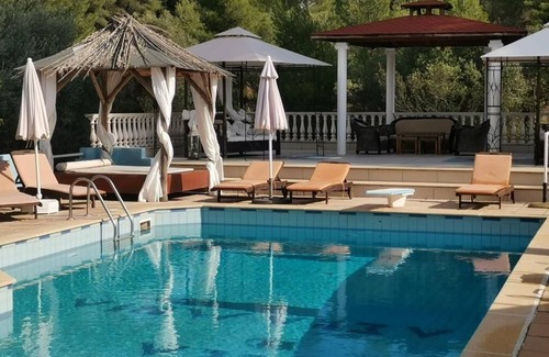 Nikita Villa | Executive Familysuite for 4 with private Pool 2 bedrooms large bathroom fitted kitchen