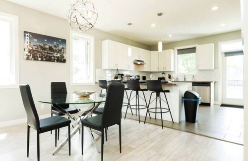 Jasper Place House | Executive Home - Long Stays - Garage - WiFi & NFLX