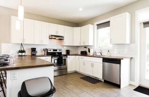 Jasper Place House | Executive Home - Long Stays - Garage - WiFi & NFLX