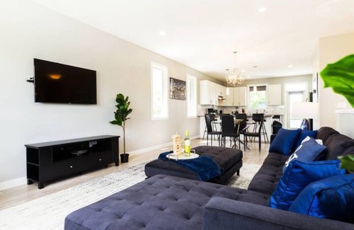 Jasper Place House | Executive Home - Long Stays - Garage - WiFi & NFLX