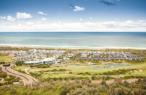 Magenta Shores House | Executive Home Overlooking the 18th Fairway