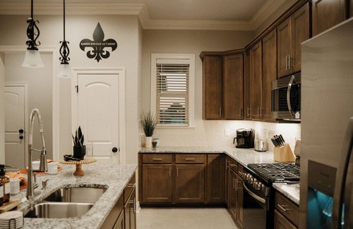 Lake Charles House | Executive Housing | Water Views | New Build | Close to Golf Course | Fast WiFi | Garage