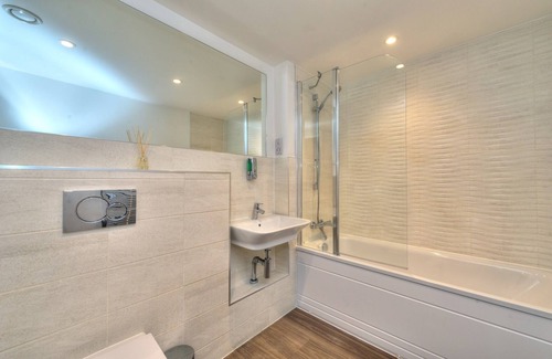 Milton Keynes Apartment | Executive Oakgrove Apartment by Pay As U Stay