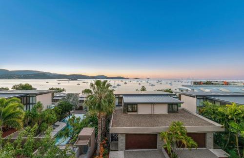 Airlie Beach Apartment | Executive on Whisper Bay - Cannonvale