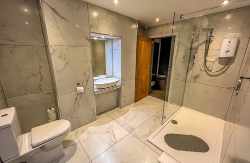 Boston House | Executive Quad Private Bathroom with Street