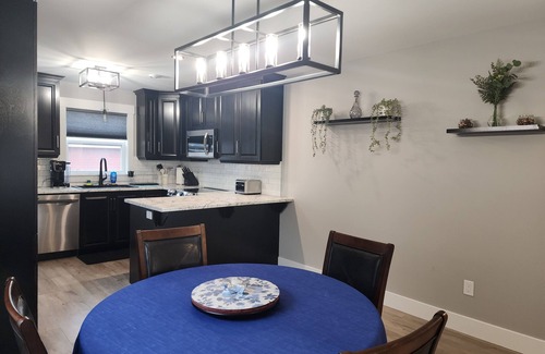 Terra Nova House | Executive & Quiet 2 Bdrm in the Heart of the City