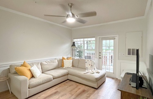 Hyde Park Condo | Executive Rental in the Heart of Hyde Park Village