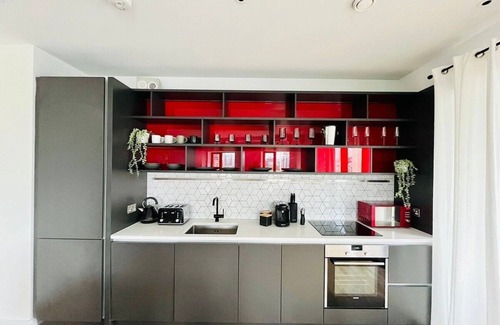 Lansbury Apartment | Executive Retreat | Breathtaking Views -Near O2