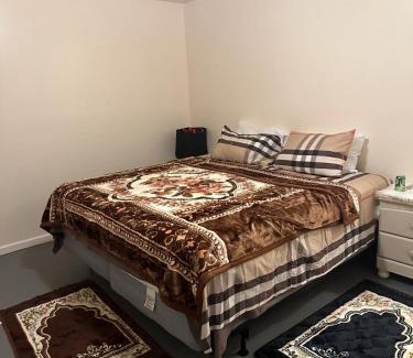 Newark House | Executive Room E with Private Bathroom Divine Villa and Resorts 5mins to EWR Airport and 4mins to Penn Station Newark, New York