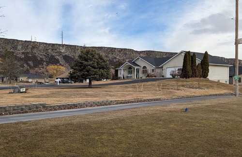 Buhl House | Executive Stay, Golf, Fish, Hike, Walk, Spacious Home, Quiet and Peaceful