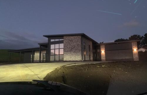 Hawera House | Executive-style home away from home.