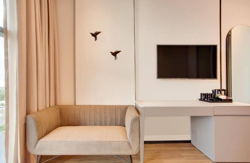Jumeira 3 Apartment | Executive Suite Near Nostalgia Cafe By Luxury Bookings