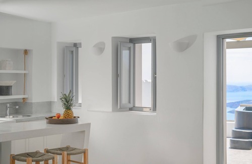 Firostefani House | Executive Suite with Caldera View & Hot Tub