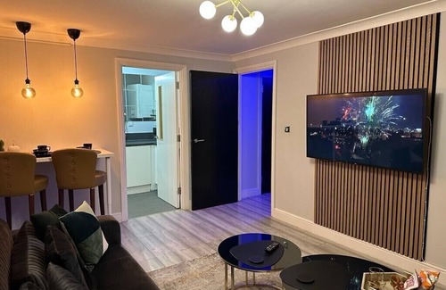 The Westside Apartment | Exotic Jacuzzi Apartment with Balcony & Parking