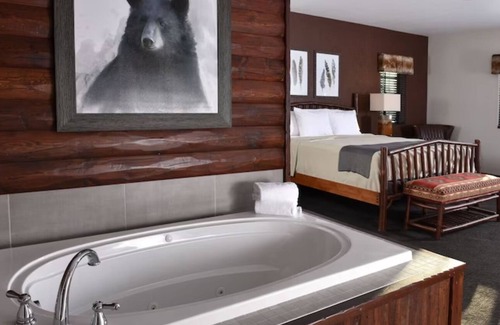 Broken Arrow Hotel | Expanded King w/Whirlpool, Stoney Creek Tulsa, Living Area w/Dry-Bar