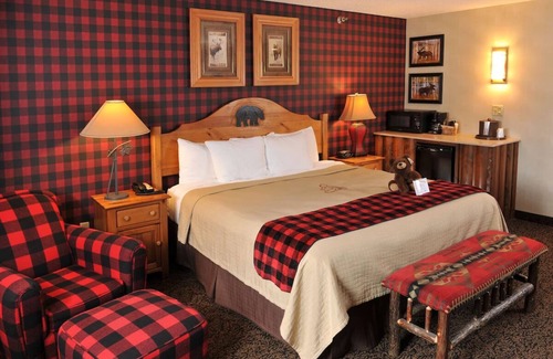 St. Joseph Hotel | Expanded King with Whirlpool in Stoney Creek St. Joseph